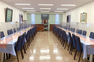 会食室での飛沫対策パネルの設置